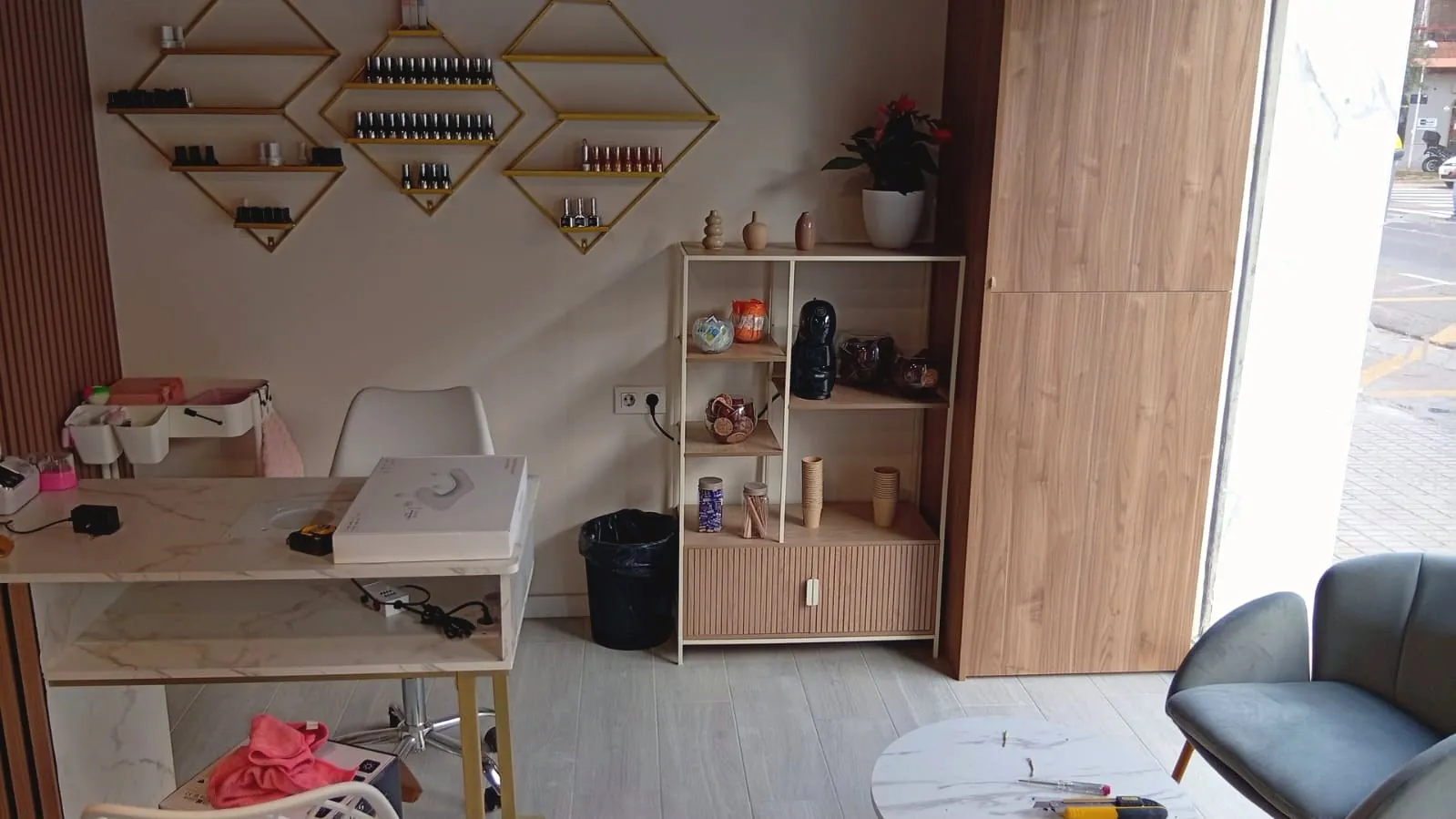 Zona de uñas con expositor de esmaltes